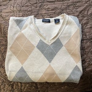 Izod v-neck long sleeve sweater. Diamond pattern